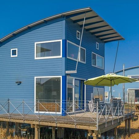 6 Pers. Waterfront Home Seeblick, Equipped Stilt House On The Water Anjum Exterior photo